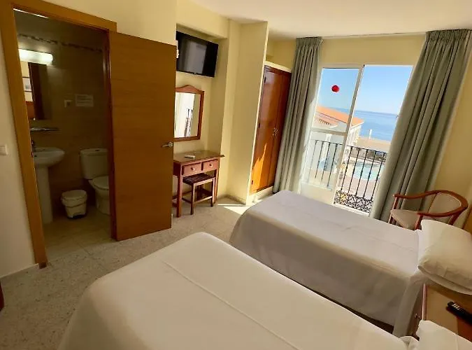Cabello Hotel *